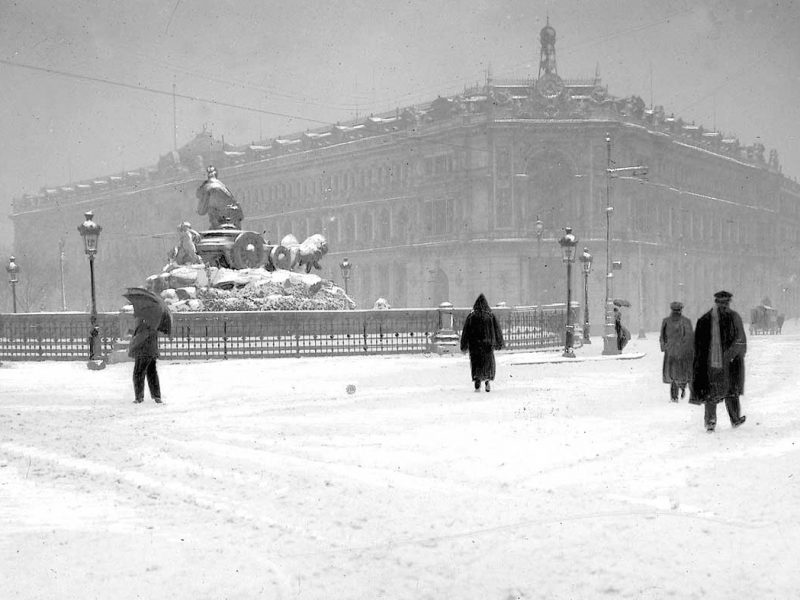 Gran Vía cubierta de nieve durante un invierno histórico en Madrid